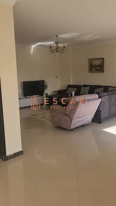 Apartment in a villa for rent in Al Rehab, prime location near services, 300 m. Rent kitchen and air conditioning.