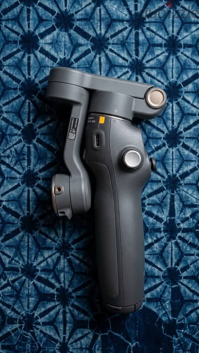 للبيع : جيمبال DJI Osmo Mobile 8 كسر زيرو .