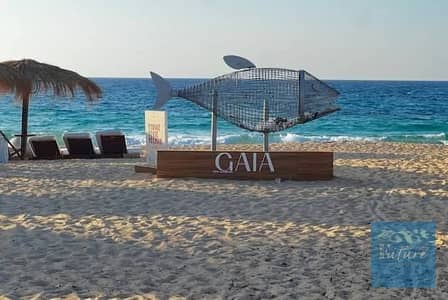 فرصة مميزة للإيجار في جايا الساحل الشمالي، شاليه مكون من غرفتين نوم، مناسب للعائلات، داخل قرية مميزة وقريبة من الخدمات والبحر.