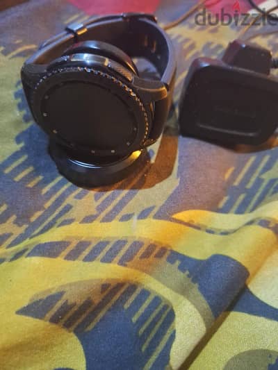 ساعهSamsung Gear S3 معاها الشاحن الأصلي سامسونج حالتها جيده للبيع