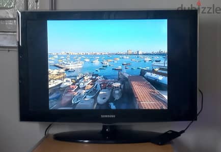 حالة ممتازة جدا - LCD Samsung 32 بوصة بالقاعدة الأصلية والريموت