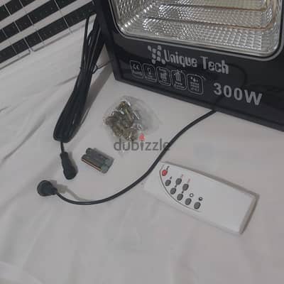 كشاف 300 وات طاقه شمسيه