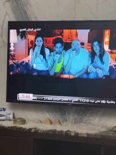 شاشه سامسونج ٤٣ بوصه استعمال خفيف