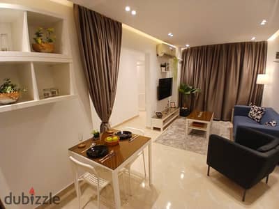 شقة مفروشة فرش فندقي Ultra Modern للإيجار في مدينتي B11 | غرفتان | خطوات من Strip Mall