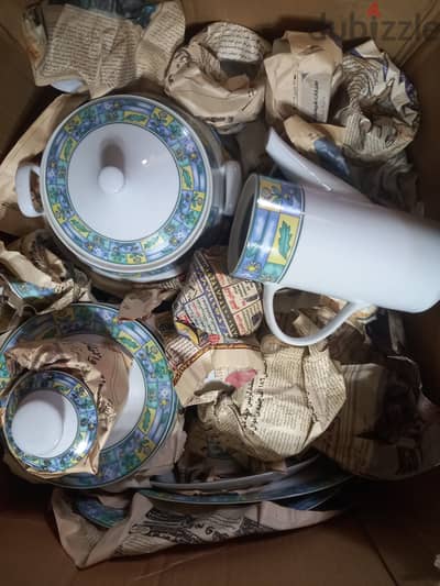 طقم صينى ممتاز جديد لم يستعمل وارد السعودية ٩٨ قطعة 10000 ج