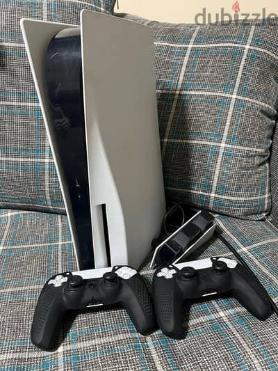 بلاستيشن 5 مع دراعين بجراب سيلكون وشاحن ps5