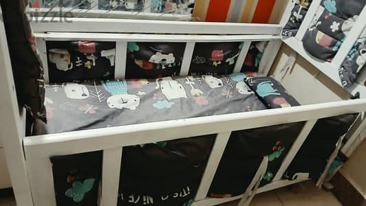سرير أطفال مستعمل بحالة جيدة جدًا للبيع 