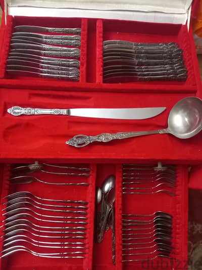 علبة ملاعق ستنلس ستيل حالة ممتازه ٧٤ قطعة 3500ج