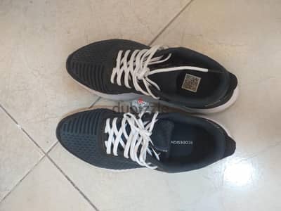 حذاء ديكاتلون (Decathlon) مقاس 39 بحالة ممتازة للبيع