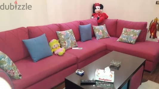 ركنة حرف L ٢ في ٣ ومعاها تربيزه وً٢ بف داخل التربيزه خشب زان واعلي سفنج