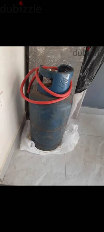 أنبوبة غاز بالمنظم والخرطوم مليانه