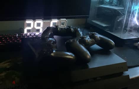 PS4 500gb & 3 Controllers