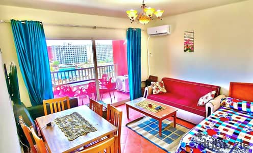 For monthly rent for students, 90 meters, 3 rooms, 3 terraces, 2 bathrooms, accommodates 8 adult individuals, and fully furnished.