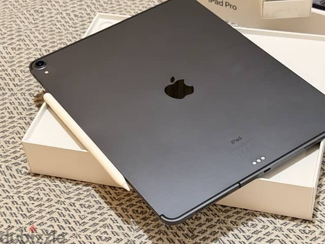 Apple iPad Pro 12.9-inch (3rd Generation) – 256GB – Wi-Fi + Cellular + 8
