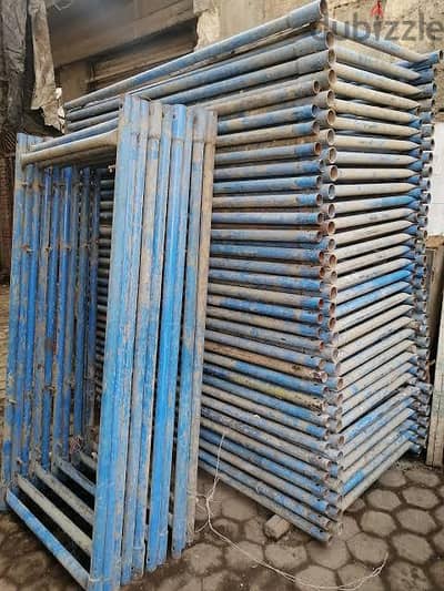سقالات وشدات معدنية