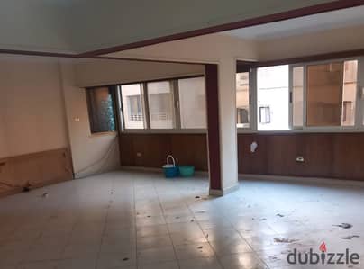 شقة للبيع قرب فندق سفير ميدان المساحه للسكن الراقي والمميز بالدقي