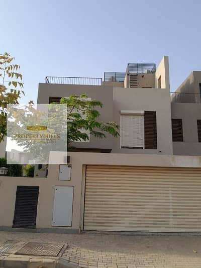 فيلا للبيع في سوديك ايست الشروق بسعر الكاش بجاردن خلفيه مساحتها كبيرة بفيو علي مساحات خضراء