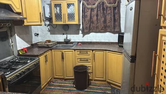 شقه لايجار مفروش بموقع متميز بمكرم عبيد فرش نظيف ٣ غرف