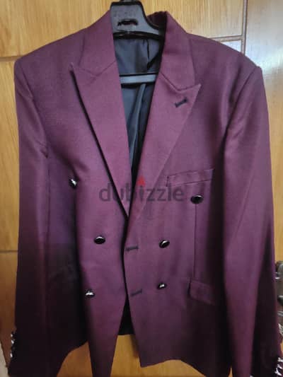 بليزر نبيتي دابل بريستد بياقة Peak Lapel.
