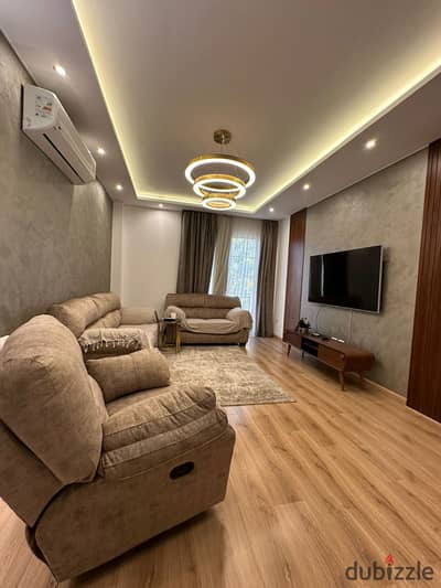 توين هاوس فاخر للبيع – Ultra Super Lux Twin House يتكون من دورين وروف، مع حديقة خاصة 180 م²، وتشطيب Ultra Super Lux