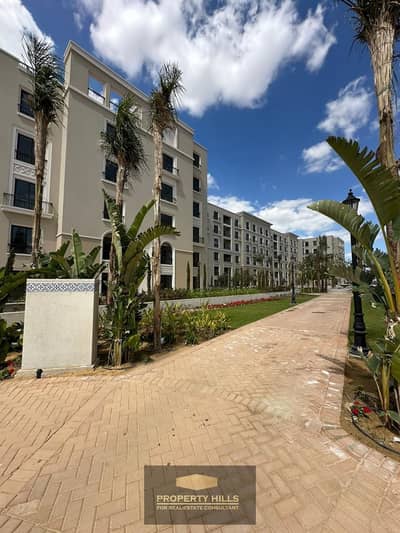 Town villa in the heart of Sheikh Zayed with immediate delivery, very distinctive view, including club membership and parking in front of Emaar and Al Rabwah, and behind Royal City