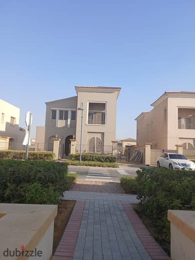 فيلا 5 غرف نوم متشطبة بالمطبخ والتكييفات للبيع في أب تاون كايرو إعمار Uptown Cairo by Emaar