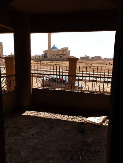شقه للبيع بالمنطقه الثالثه نصف تشطيب امامي واجهة دور متكرر