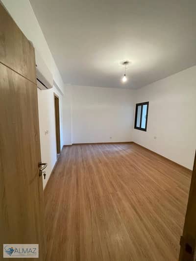 Unfurnished 173 sqm apartment for rent in Fifth Square Compound, Al Marasem, Fifth Settlement. Includes kitchen and air conditioning.