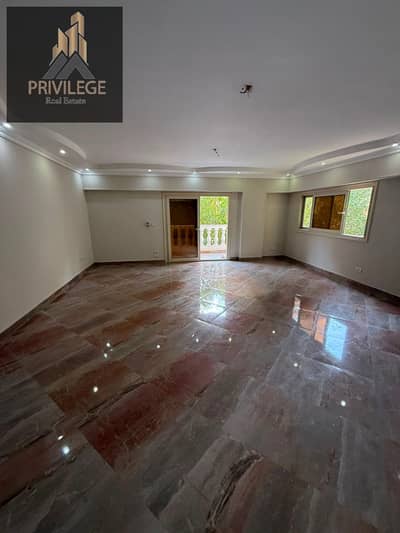 شقة للإيجار بالشطر السابع بالمعادي 180م – دور أول بحري  – 3 غرف وريسبشن 3 قطع – باركيه – جراج – موقع مميز وهادئ.