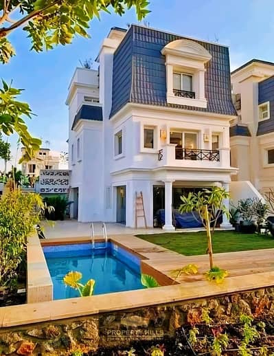 Receive now the last finished villa available with a swimming pool overlooking the lakes next to Rios and October Park