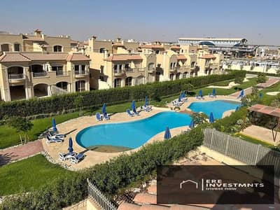 Immediately available at a bargain price: Twin villa, 300 sq m (resale) with a swimming pool view in Patio Oro La Vista, Golden Square - Fifth Settlem