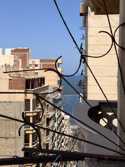 شقة بتشوف البحر من الجانب و بحري جدا جدا جدا