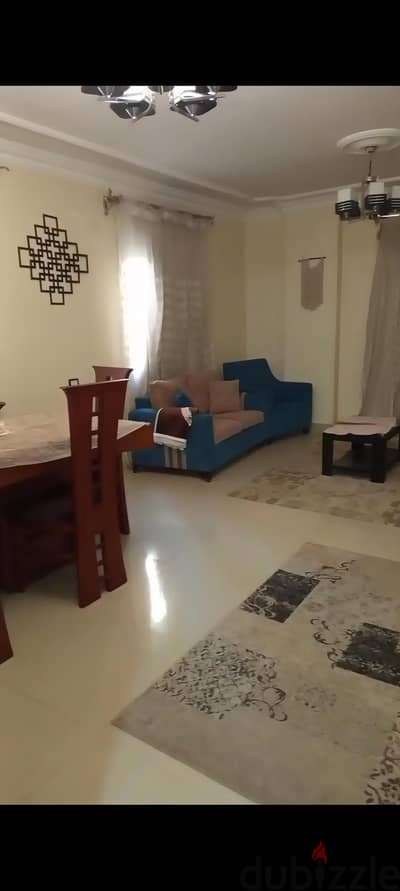 شقه للبيع 250 متر بسعر شقه 150متر بالحي الاول علي الرئيسي