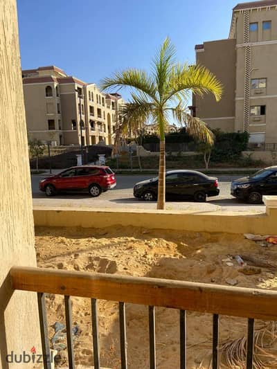 شقه للبيع ارضي بجاردن بكمبوند المعادي فيو بجوار لافيستا وعلي طريق السويس