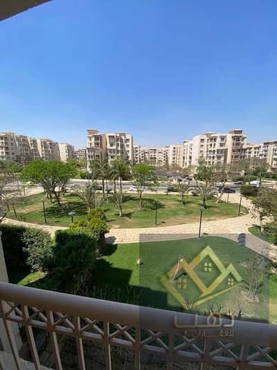 For sale in Madinaty, a 175m apartment B1 with a very nice garden view, super ultra finishes, second floor, excellent location, steps from the mosque, the market, and services in Madinaty, New Cairo