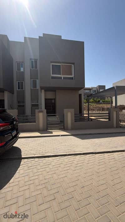 Corner Townhouse 317m In a Prime Location Etapa with Roof