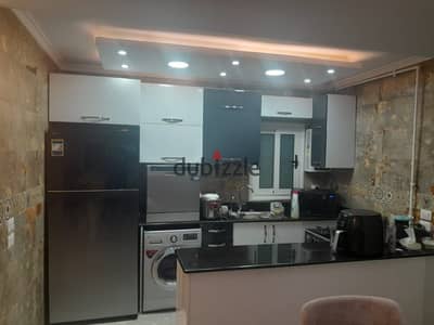 للايجار مفروش فى مدينتى خطوات من الخدمات b11 3 غرف نوم  مدة طويلة