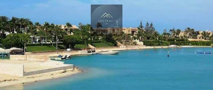 للبيع في مارينا ٥ (لسان الوزارة) الساحل الشمالي من تطوير شركة الإسكان والتطوير العقاري (HDP)  فيلا- تاون هاوس كونر فاخره مُجهزه بالكامل ومفروشه بإطلال