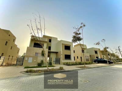 للبيع فيلا تاون هاوس للبيع بانوراما فيو بحمام سباحة في Club Hills التوسعات الشرقية بجوار بالم هيلز و نيو جيزه