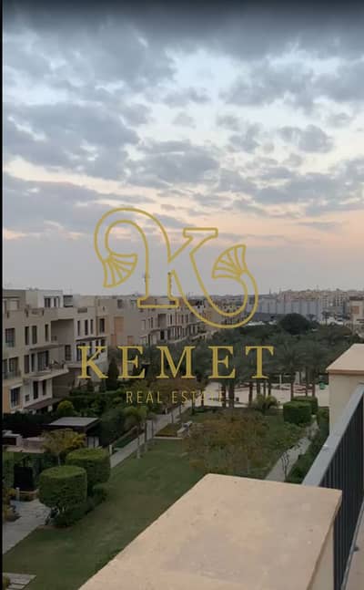 famly house in SODIC Eastown: 244 sqm + 78 sqm built roof, floors 2, 3, and roof. Open view, ready to move in. 4 bedrooms, 4 bathrooms.