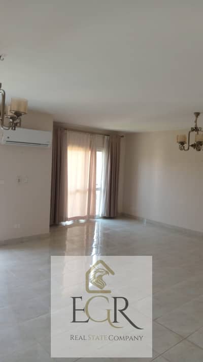 For rent, an apartment in Al Rehab 2 with a kitchen and built-in stove, air conditioning, curtains, chandelier, heater, waterfront, wide garden, next to a large garden in the old seventh phase, next to the eastern market, bus station, and Martyr Pilot Mosque.