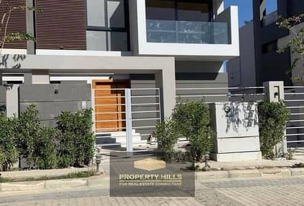 فيلا تاون هاوس مساحة كبيره علي اللاجون دايركت في PATIO VERA مع LAVISTA في الشيخ زايد امام بيفرلي هيلز
