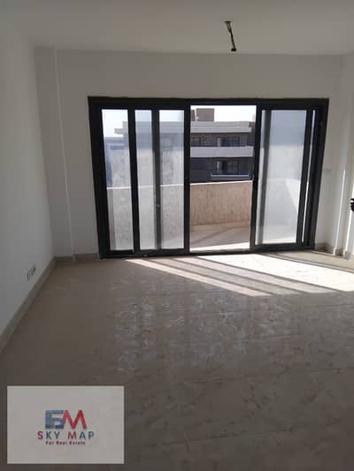 For sale in Madinaty’s newest phase (B15): a 100-square-meter apartment available for immediate handover. It features a prime location—facing a main r