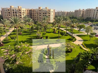 شقه للبيع في مدينه الرحاب بالفرش والاجهزه بالكامل لوكيشن مميز جدا تشطيبات خاصه ڤيو وايد جاردن وطريق دور متكرر بسعر لقطه