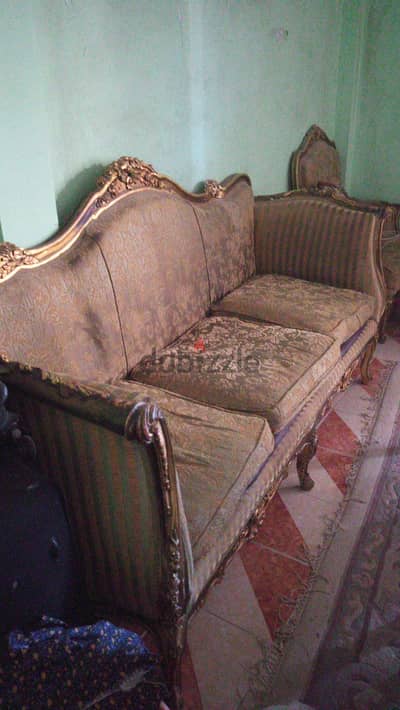 كنبة ومعاها طقم كراسي 4 قطع للبيع