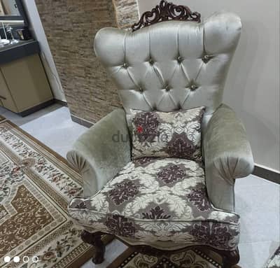 صالون مكون من كنبة وعدد ٢كرسى وتربيزة