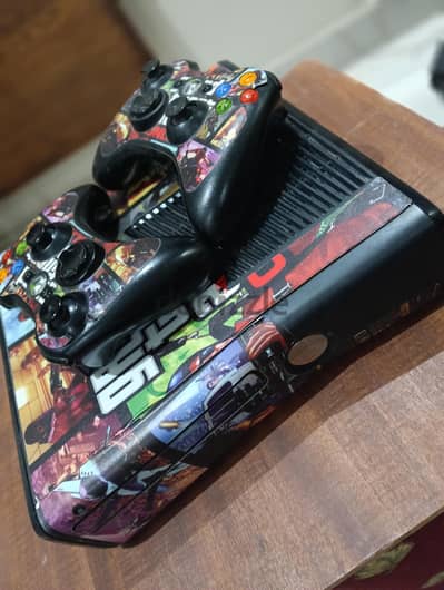 Xbox 360 S 256GB + Kinect + 2 Controllers