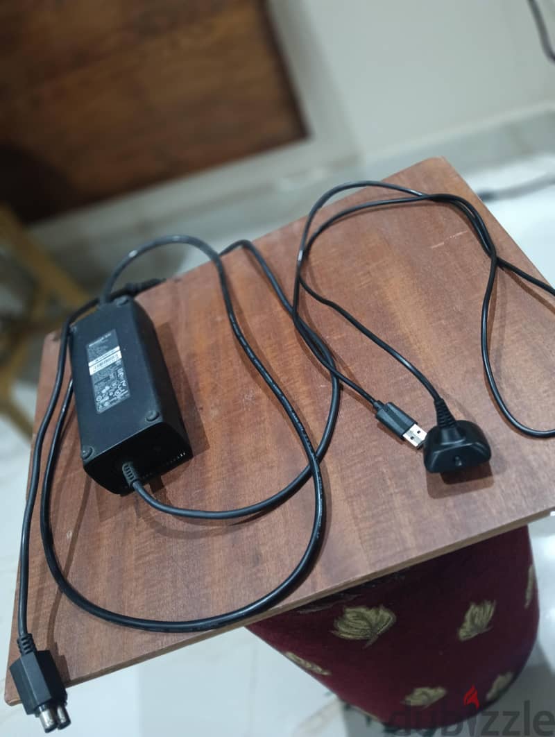 Xbox 360 S 256GB + Kinect + 2 Controllers 1