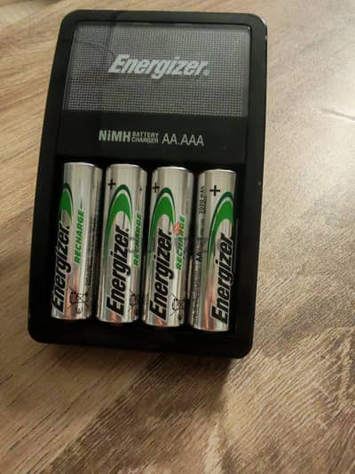Energizer 4 battaries and Charger