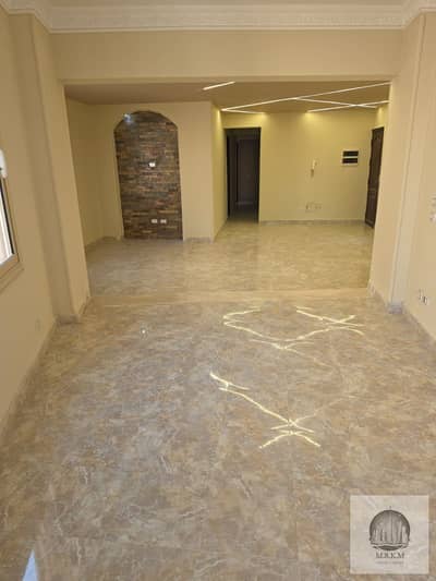 Apartment for rent in the Fifth District, 180 meters, fourth floor, elevator, 3 rooms and bathroom, super deluxe finishing, suitable for residential o